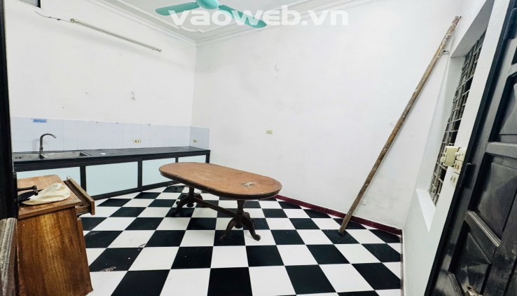 Cho thuê nhà Hồng Mai, 43m2, 3 tầng, 3 ngủ, 9.5 triệu, 30m ra ô tô ở gia đình, nhóm ngoan